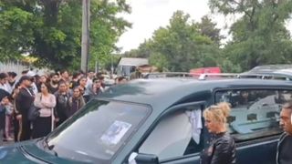 FOTO - Lacrimi de durere la căpăt&acirc;iul lui Tony de la Ploiești! Artistul a fost condus pe ultimul drum: &bdquo;Dumnezeu să-l odihnească alături de &icirc;ngeri&rdquo;