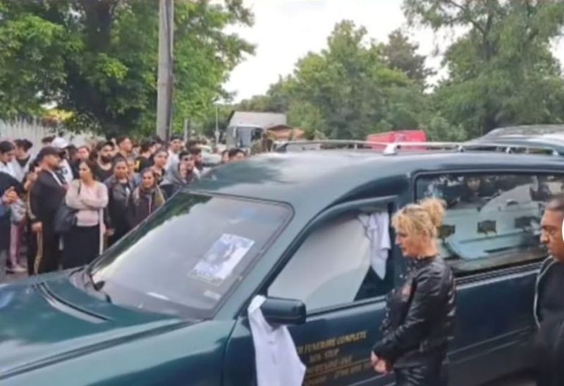 FOTO - Lacrimi de durere la căpătâiul lui Tony de la Ploiești! Artistul a fost condus pe ultimul drum: „Dumnezeu să-l odihnească alături de îngeri”