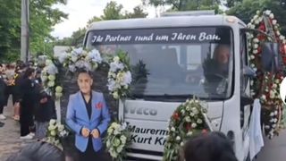 FOTO - Lacrimi de durere la căpăt&acirc;iul lui Tony de la Ploiești! Artistul a fost condus pe ultimul drum: &bdquo;Dumnezeu să-l odihnească alături de &icirc;ngeri&rdquo;