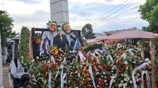 FOTO - Lacrimi de durere la căpăt&acirc;iul lui Tony de la Ploiești! Artistul a fost condus pe ultimul drum: &bdquo;Dumnezeu să-l odihnească alături de &icirc;ngeri&rdquo;