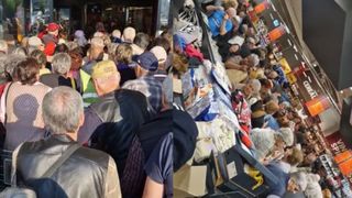 VIDEO - Coadă și îmbulzeală la lumânări la ofertă într-un supermarket din Giurgiu! Imaginile cu aglomerația au fost postate pe internet