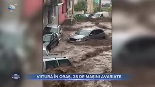 Viitură &icirc;n oraș, 28 de mașini avariate