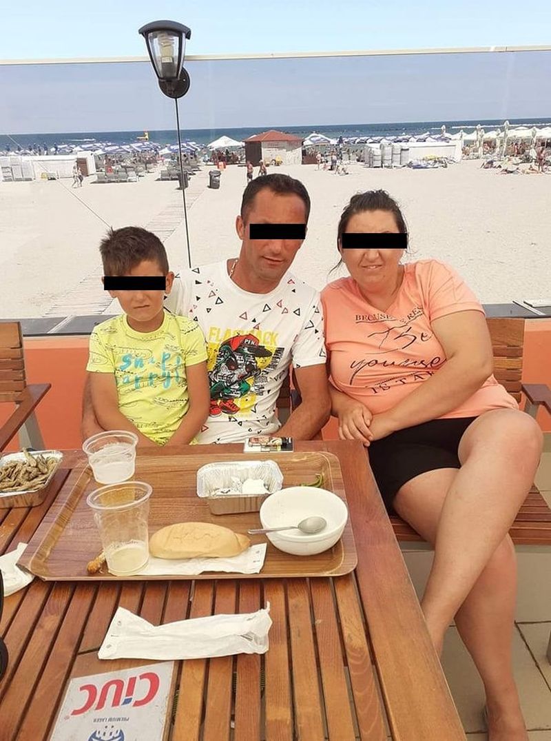 Ei sunt Marian şi Adelin, tatăl şi fiul care au murit pe loc, după un accident cumplit cu ATV-ul în stâlp. Mama se stinsese din viață în urmă cu două luni, răpusă de o boală incurabilă