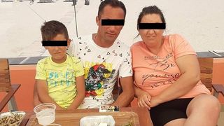 Ei sunt Marian şi Adelin, tatăl şi fiul care au murit pe loc, după un accident cumplit cu ATV-ul &icirc;n st&acirc;lp. Mama se stinsese din viață &icirc;n urmă cu două luni, răpusă de o boală incurabilă