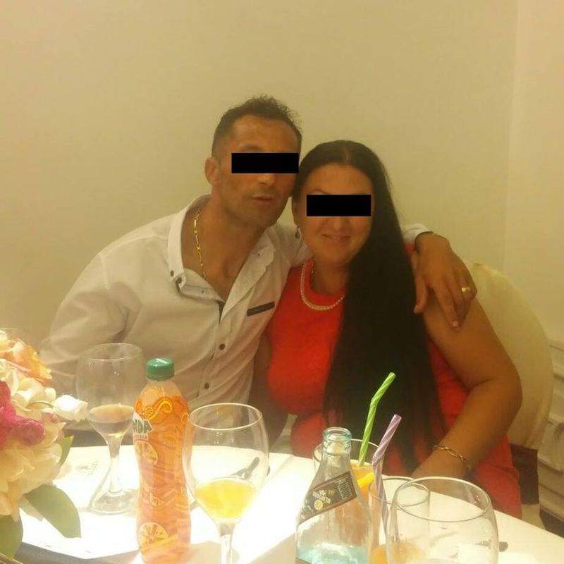 Ei sunt Marian şi Adelin, tatăl şi fiul care au murit pe loc, după un accident cumplit cu ATV-ul în stâlp. Mama se stinsese din viață în urmă cu două luni, răpusă de o boală incurabilă