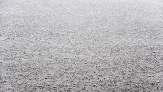 Ploile torențiale au făcut prăpăd în țară. Mai multe străzi și case au fost inundate