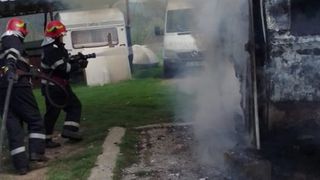 Un bărbat de 70 de ani a ars de viu, după ce rulota lui a fost cuprinsă de flăcări