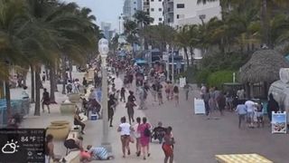 Zeci de turiști care se bucurau de weekendul Memorial Day au fost văzuți fugind de pe plaja Hollywood Beach.