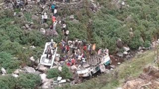 Un autobuz supraîncărcat a căzut într-o prăpastie din India. 10 persoane au murit, alte 55 au fost rănite