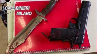 Elevul a venit la școală av&acirc;nd asupra lui un cuțit de v&acirc;nătoare cu lamă de 33 de centimetri și un pistol care ulterior s-a dovedit a fi unul fals.