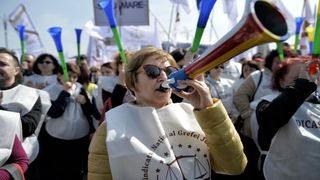 Grefierii se alătură valului de proteste, nemulțumiți de creșterea vârstei de pensionare