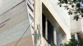 Incendiu puternic într-un bloc de locuințe. Locatarii au fost evacuați