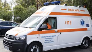 Accident grav. Un mort și trei răniți după ce un microbuz s-a răsturnat