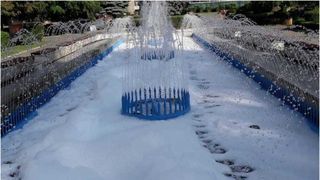 Fântâna arteziană din Ploiești s-a umplut de spumă. Vandalii au turnat detergent în ea