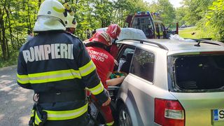 FOTO - O șoferiță a ajuns la spital, după ce a pierdut controlul volanului și a intrat &icirc;ntr-un copac de pe marginea drumului. Mașina s-a făcut bucăți