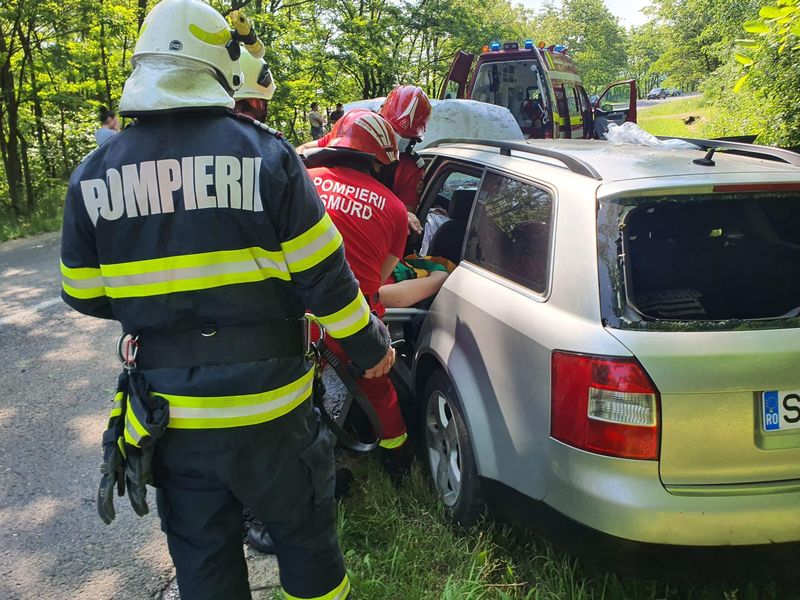 FOTO - O șoferiță a ajuns la spital, după ce a pierdut controlul volanului și a intrat într-un copac de pe marginea drumului. Mașina s-a făcut bucăți