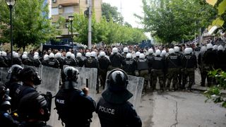 VIDEO - Violențe în rândul protestatarilor în Kosovo. Doi militari moldoveni au fost răniți
