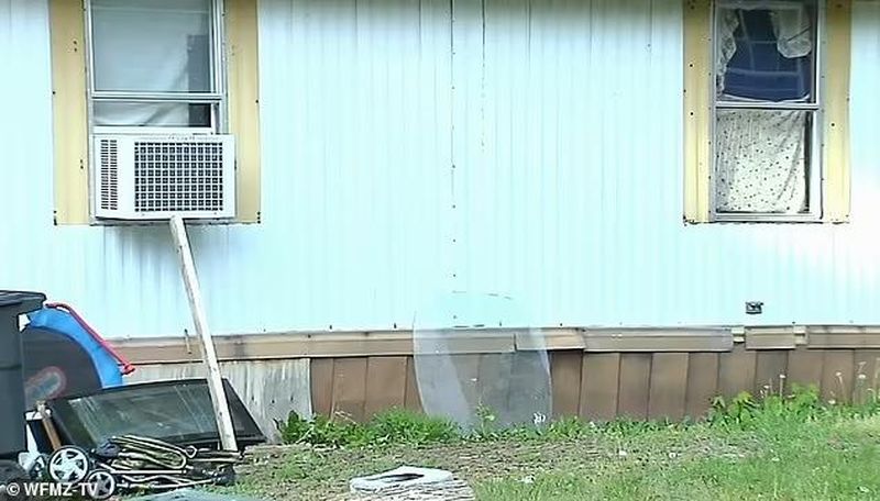 FOTO - Doi părinți și-au chinuit cei 7 copii timp de mai mulți ani. Ei erau subnutriți, murdari, bolnavi și nu au mers niciodată la școală