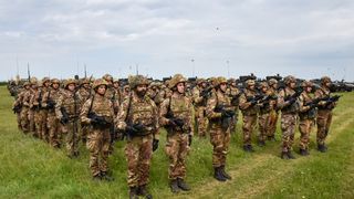 Armata Română cumpără 52.000 de costume de protecție împotriva agenților radioactivi, chimici și biologici