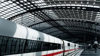 otrivit poliției federale, grupurile de tineri s-au provocat reciproc de pe două platforme opuse.