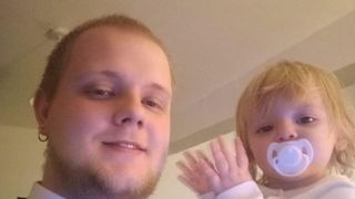 FOTO - &Icirc;nt&acirc;mplare inedită &icirc;n viața a doi bărbați! Un bărbat de 22 de ani a aflat că este &icirc;nșelat de soție chiar cu tatăl său. Acum, cei doi așteaptă gemeni