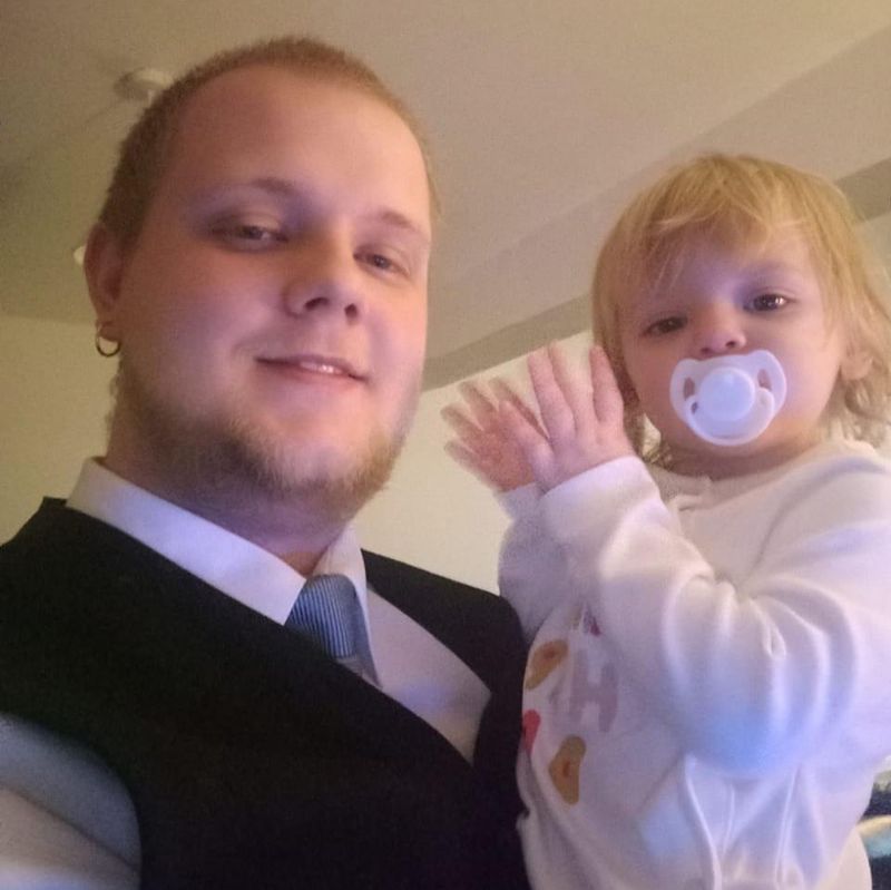 FOTO - Întâmplare inedită în viața a doi bărbați! Un bărbat de 22 de ani a aflat că este înșelat de soție chiar cu tatăl său. Acum, cei doi așteaptă gemeni