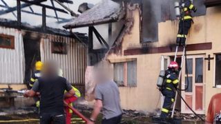 O casă a fost mistuită de flăcări la Bălăceanca. Un bărbat a suferit arsuri