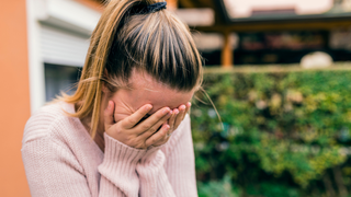 "Este nume de câine". O mamă a izbucnit în plâns când a auzit cum își bate joc o profesoară de numele copilului ei