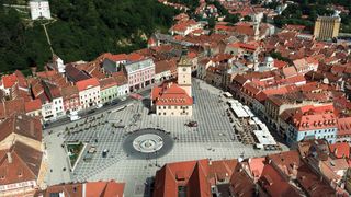 Programul teraselor se prelungește. Terasele și restaurantele din zona istorică a Brașovului vor fi deschise până la miezul nopții