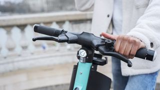 Spunem sau nu adio trotinetelor electrice? Primăria Capitalei vrea să interzică funcționarea acestora