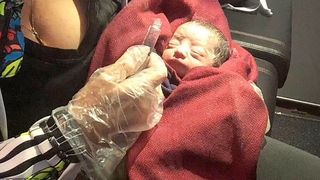 Momente tensionate &icirc;n avion! Trei medici care călătoreau i-au salvat viața unei fetițe care s-a născut aproape moartă
