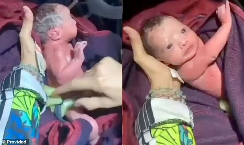Momente tensionate în avion! Trei medici care călătoreau i-au salvat viața unei fetițe care s-a născut aproape moartă