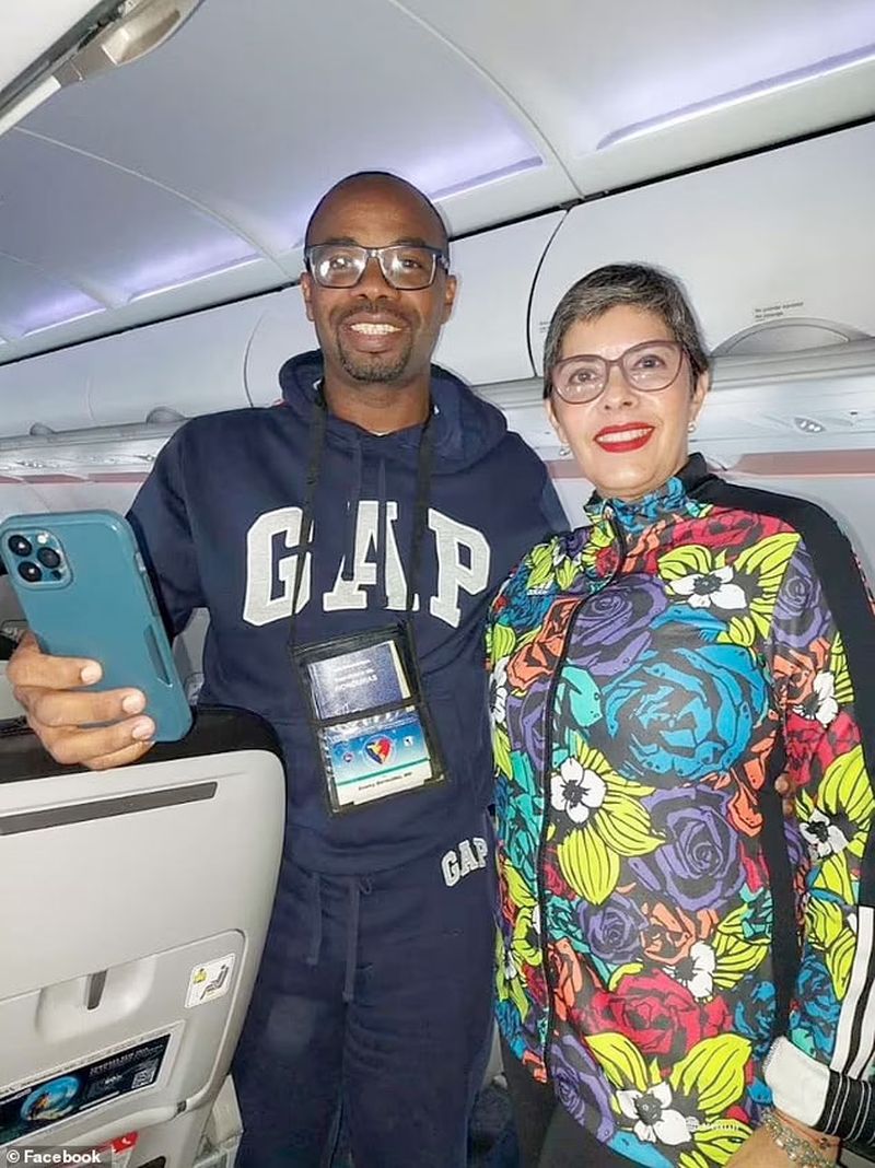 Momente tensionate în avion! Trei medici care călătoreau i-au salvat viața unei fetițe care s-a născut aproape moartă