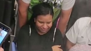 Momente tensionate &icirc;n avion! Trei medici care călătoreau i-au salvat viața unei fetițe care s-a născut aproape moartă