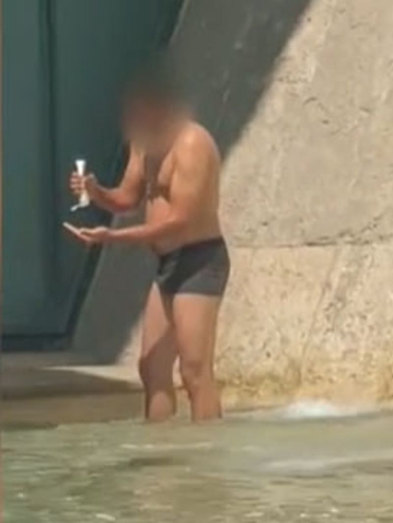 FOTO/VIDEO: Imaginile zilei vin dintr-un aeroport internațional! Un pasager a făcut baie în fântâna arteziană de la Terminalul Plecări