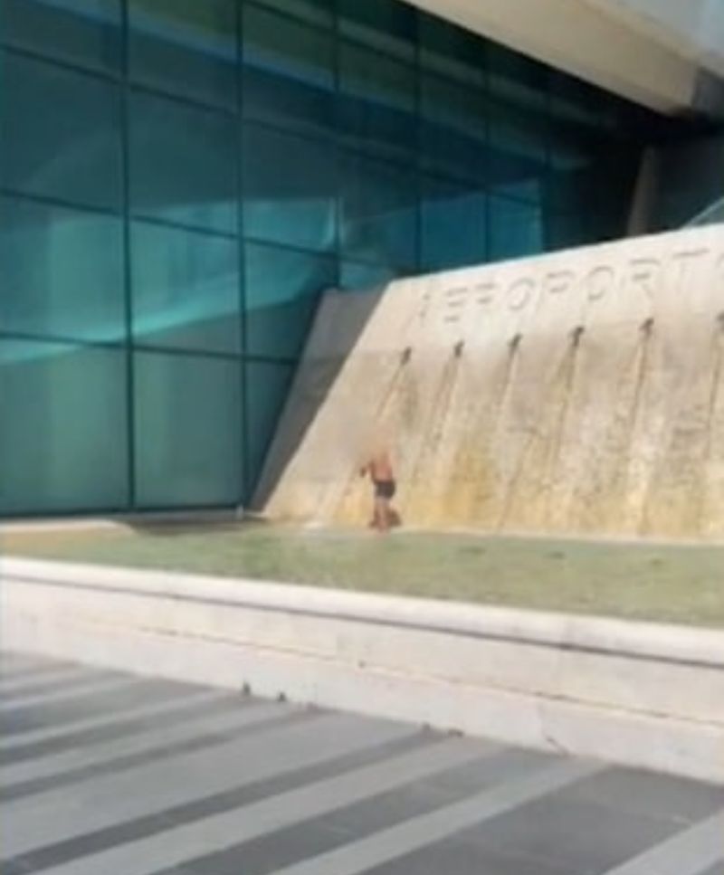 FOTO/VIDEO: Imaginile zilei vin dintr-un aeroport internațional! Un pasager a făcut baie în fântâna arteziană de la Terminalul Plecări