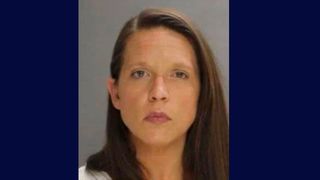 O profesoară de 37 de ani, concediată după ce l-a sedus pe un elev în mașina proprie