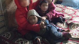 O femeie din Satu Mare și-a abandonat cei 5 copii și a fugit cu un bărbat cunoscut pe Facebook. Copiii, în pericol de a muri de foame