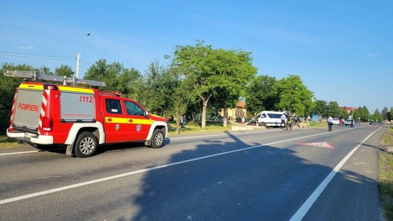 Microbuz cu nouă adulți și un minor, implicat într-un accident rutier