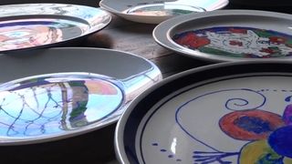 Farfurii colorate pictate de Robert.