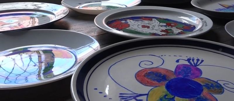 Farfurii colorate pictate de Robert.