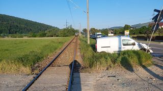 Accident dramatic  la Gura Humorului! Un bărbat a scăpat de moarte ca prin minune după ce mașina în care se afla a fost lovită de tren