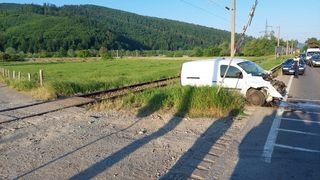 Accident dramatic  la Gura Humorului! Un bărbat a scăpat de moarte ca prin minune după ce mașina în care se afla a fost lovită de tren