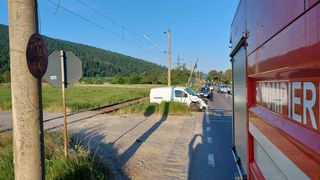 Accident dramatic  la Gura Humorului! Un bărbat a scăpat de moarte ca prin minune după ce mașina în care se afla a fost lovită de tren
