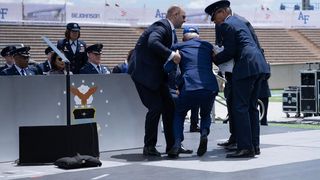 Joe Biden a gafat din nou! Președintele american s-a &icirc;mpiedicat și a căzut la o ceremonie organizată &icirc;n Colorado