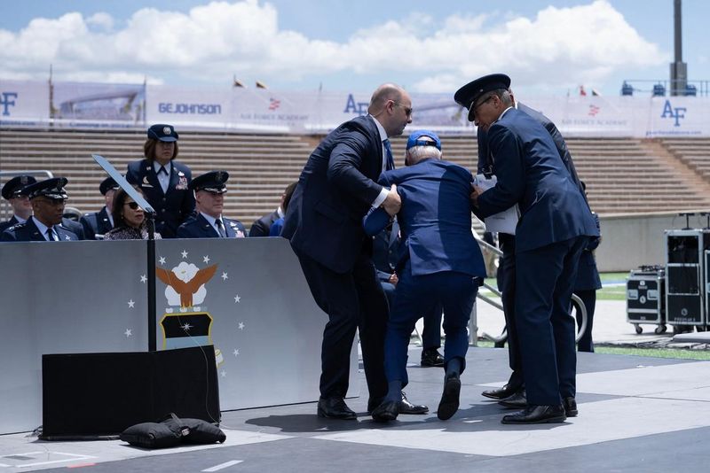 Joe Biden a gafat din nou! Președintele american s-a împiedicat și a căzut la o ceremonie organizată în Colorado