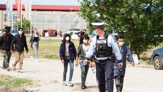 Polițiștii au intervenit după ce zeci de migranți au fost descoperiți într-o casă din Timișoara