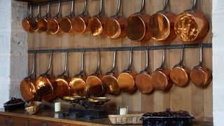 Un bătr&acirc;n de 73 de ani a fost victima unui bărbat care a folosit metoda &rdquo;oala&rdquo; pentru a se &icirc;mbogăți.