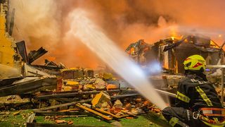 Incendiu devastator într-un bloc de locuințe din Roma.  O persoană a decedat