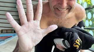 Impresionat de acest caz, jandarmul tulcean Sorin Andrici, a decis să înfrunte toate provocările unui maraton de 24 de ore în bazinul de pe malul lacului Ciuperca, pentru a-l ajuta pe micuţ.  